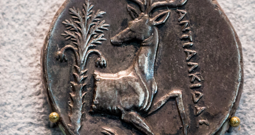 Antická řecká stříbrná tetradrachma z Efesu se včelou, asi 350–340 př. n. l.