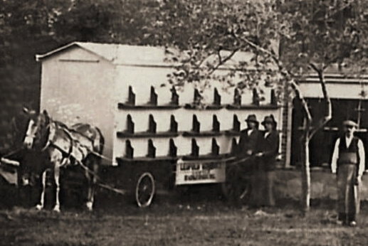Historický kočovný včelařský vůz tažený koňmi, 1909