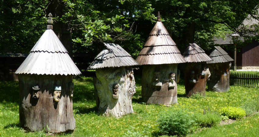 Staré dřevěné kláty (špalkové úly) ve skanzenu