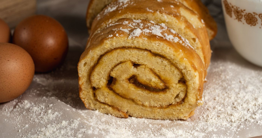 Medová roláda nakrájená na plátky Medová roláda nakrájená na plátky